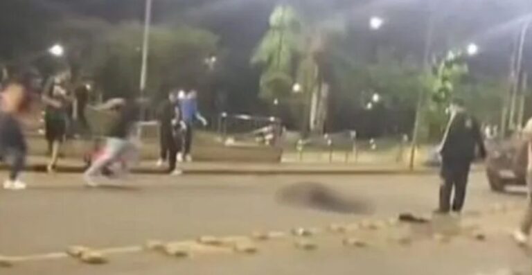 VÍDEO: Jovem é espancado e atropelado duas vezes após briga em boate VÍDEO: Jovem é espancado e atropelado duas vezes após briga em boate