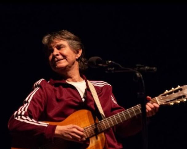 Lô Borges é internado na UTI e passa por traqueostomia; estado de saúde é grave Lô Borges é internado na UTI e passa por traqueostomia; estado de saúde é grave