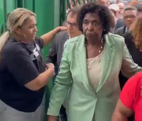 VÍDEO: Deputados federais e ministros do governo entram no Morro do Alemão VÍDEO: Deputados federais e ministros do governo entram no Morro do Alemão