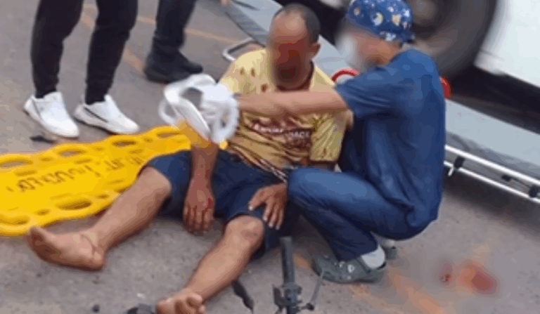 VÍDEO: Motociclista fica ferido após tentar desviar de buraco em Manacapuru VÍDEO: Motociclista fica ferido após tentar desviar de buraco em Manacapuru
