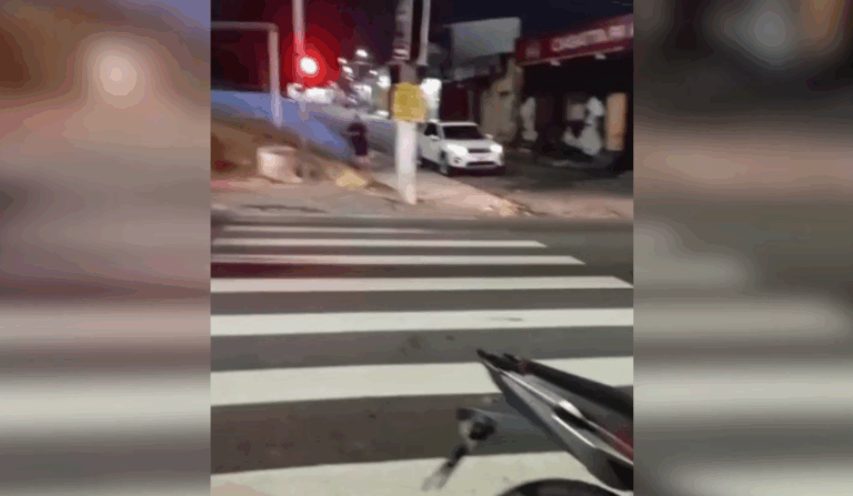 VÍDEO: Mulher fica ferida após motociclista furar sinal veremelho em Manaus VÍDEO: Mulher fica ferida após motociclista furar sinal veremelho em Manaus
