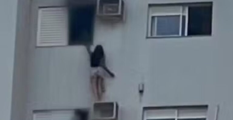 Mulher se pendura em suporte de ar-condicionado para salvar mãe e criança durante incêndio Mulher se pendura em suporte de ar-condicionado para salvar mãe e criança durante incêndio