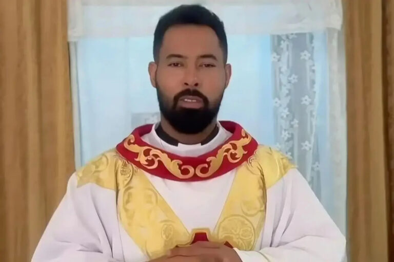 VÍDEO: Padre é investigado pela igreja após ser flagrado com noiva de fiel na casa paroquial VÍDEO: Padre é investigado pela igreja após ser flagrado com noiva de fiel na casa paroquial