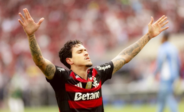Pedro desequilibra, Flamengo vence o Palmeiras e embola o Brasileirão Pedro desequilibra, Flamengo vence o Palmeiras e embola o Brasileirão