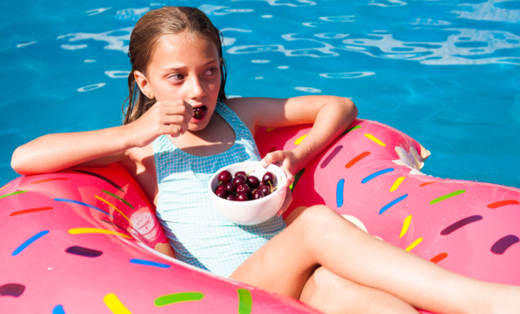 Entrar na piscina depois de comer faz mal? Especialistas respondem Entrar na piscina depois de comer faz mal? Especialistas respondem