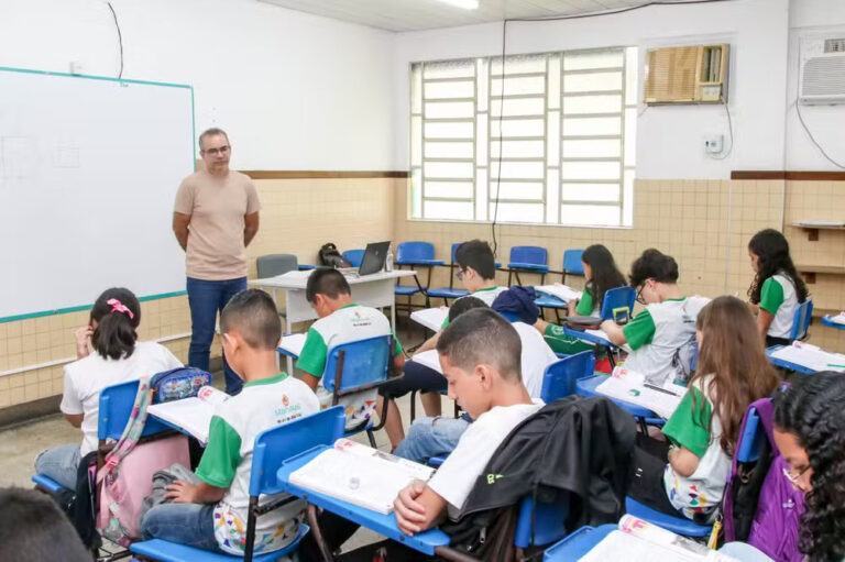 Prefeitura de Manaus divulga edital de concurso da Semed, com mil vagas