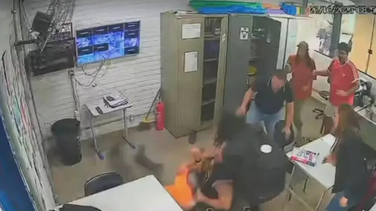 VÍDEO: Pai de aluna espanca professor após bronca por uso de celular na sala de aula VÍDEO: Pai de aluna espanca professor após bronca por uso de celular na sala de aula