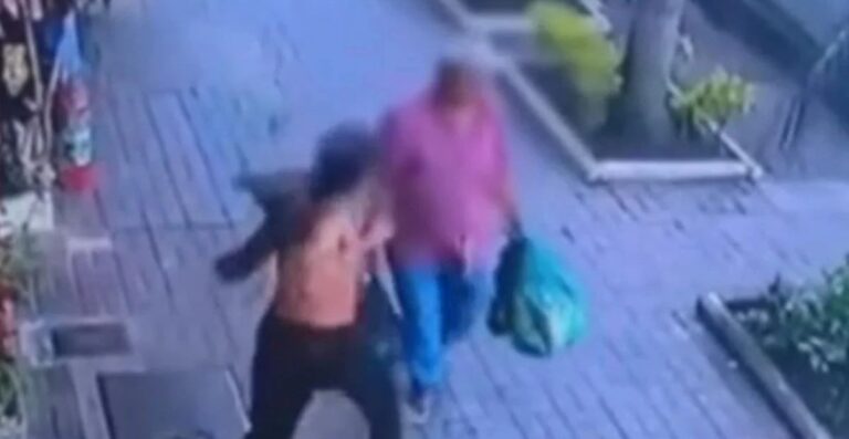 Jovem é preso após dar soco em rosto de senhor em calçada; veja vídeo