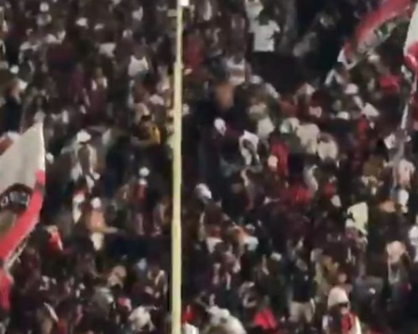 Vídeo: briga generalizada termina com torcedores caindo das arquibancadas no Barradão Vídeo: briga generalizada termina com torcedores caindo das arquibancadas no Barradão