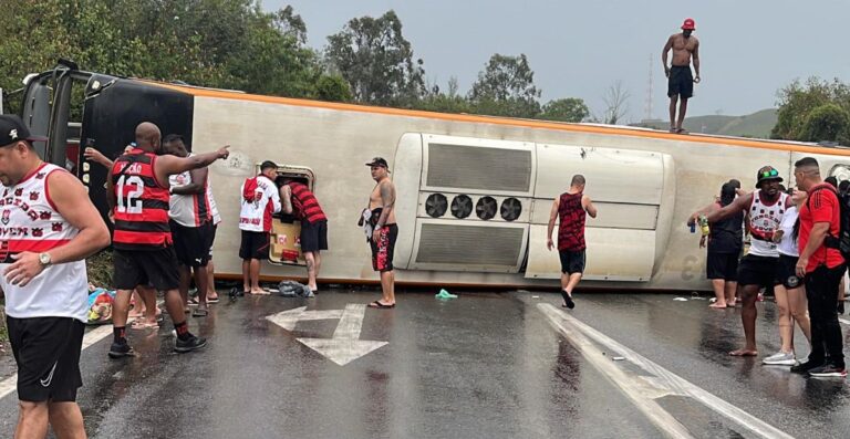 Ônibus da torcida organizada do Flamengo capota a caminho de Buenos Aires Ônibus da torcida organizada do Flamengo capota a caminho de Buenos Aires