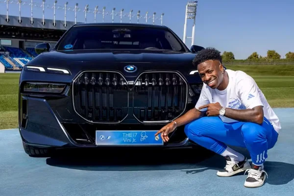 PRESENTE DE MILHÕES! Real Madrid gasta R$ 27 milhões em carros de luxo PRESENTE DE MILHÕES! Real Madrid gasta R$ 27 milhões em carros de luxo