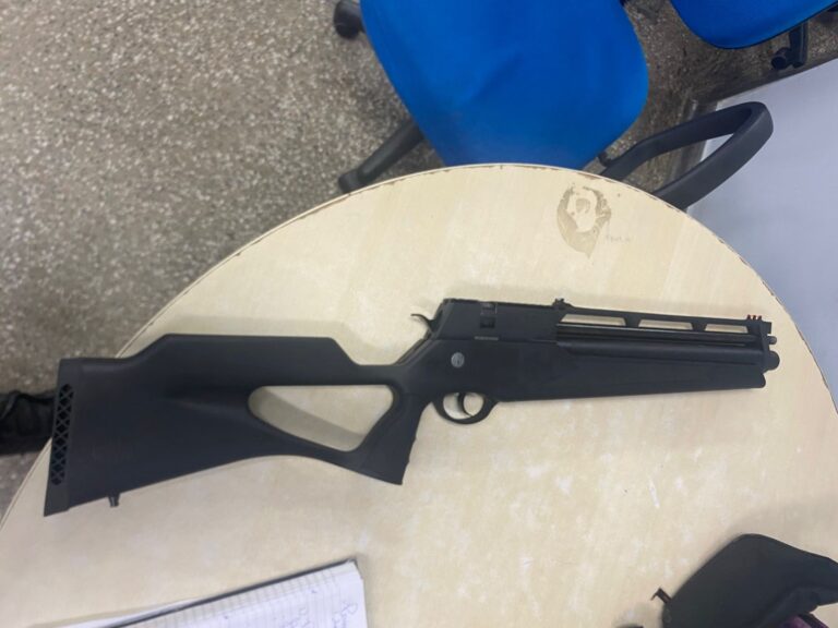 Polícia frustra sequestro e resgata dois reféns em carro em Manaus