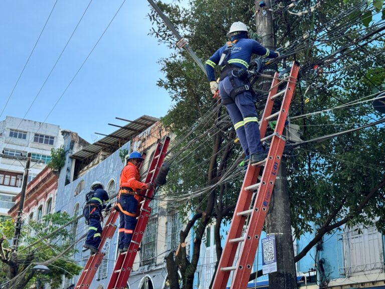 Cerca de 7,5 toneladas de fios são retirados de postes no Centro de Manaus