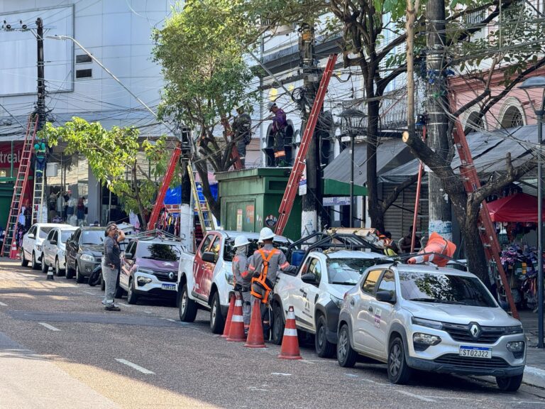 Cerca de 7,5 toneladas de fios são retirados de postes no Centro de Manaus