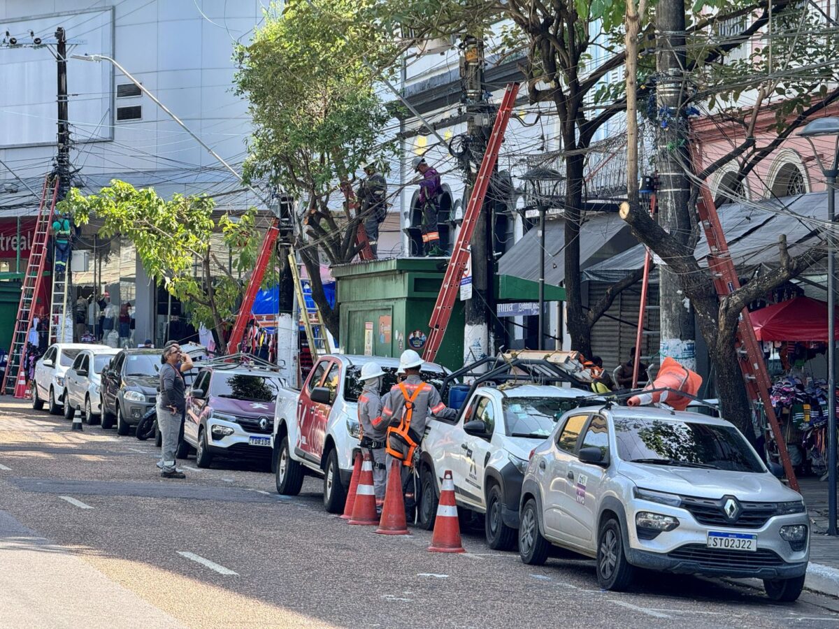 Cerca de 7,5 toneladas de fios são retirados de postes no Centro de Manaus