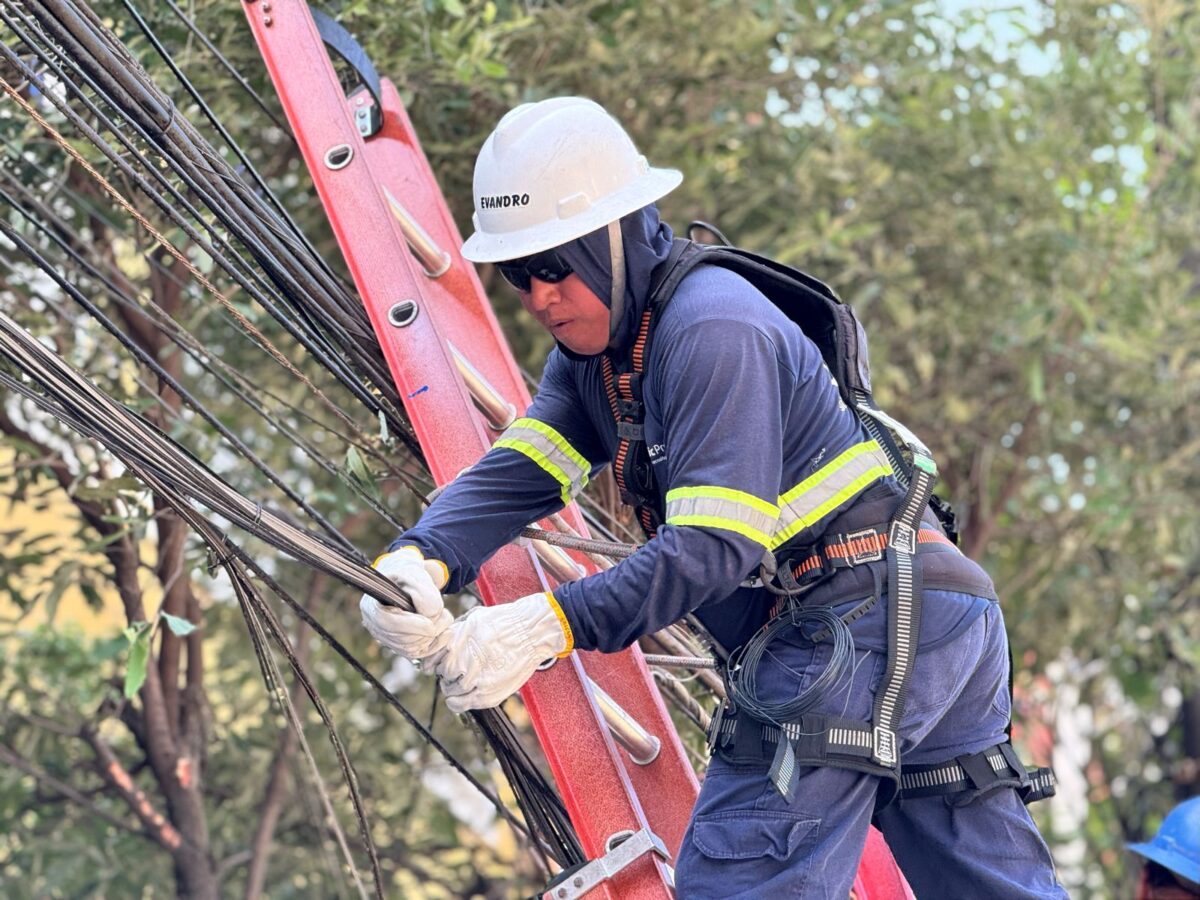 Cerca de 7,5 toneladas de fios são retirados de postes no Centro de Manaus