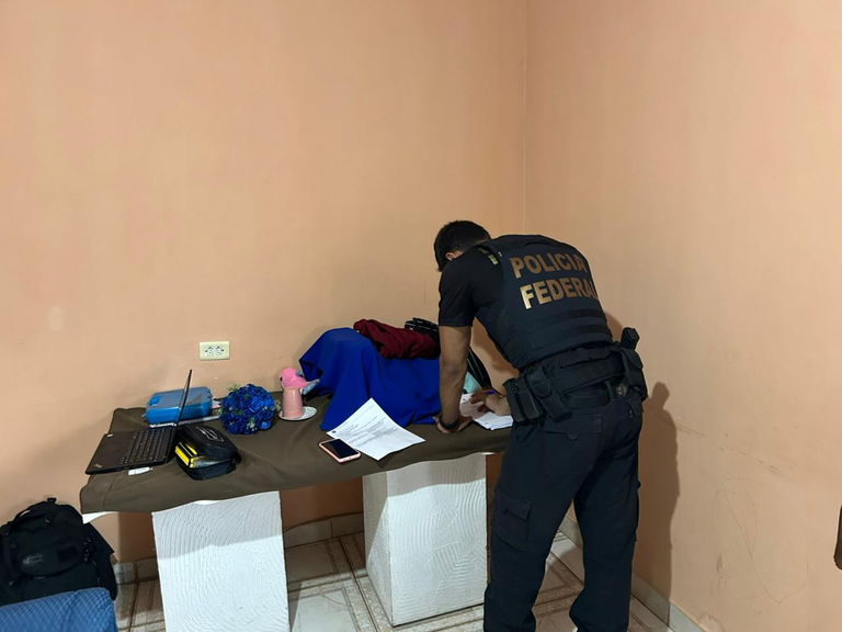 PF prende suspeito de guardar e divulgar vídeos de abuso sexual infantil em Manaus