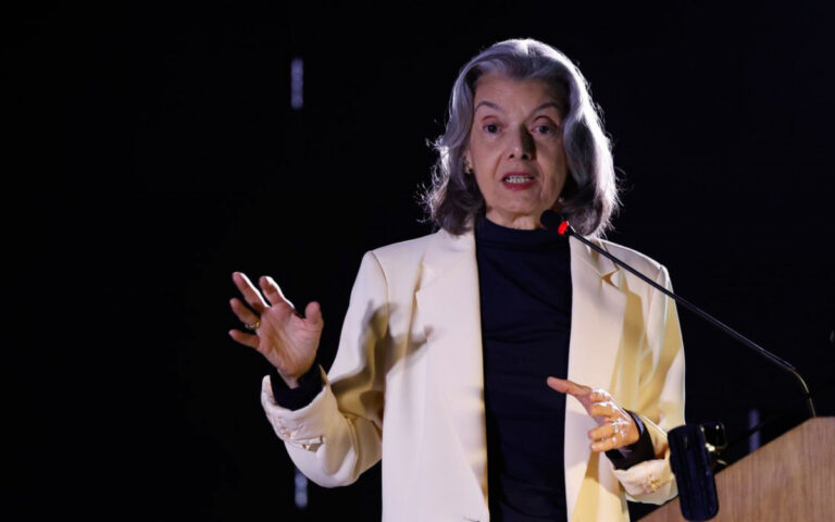 “Ditadura é erva daninha: precisa ser arrancada todos os dias”, alerta Cármen Lúcia