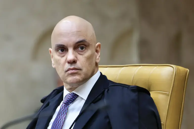 Moraes chama ações de filhos de Bolsonaro de “iniciativas patéticas”