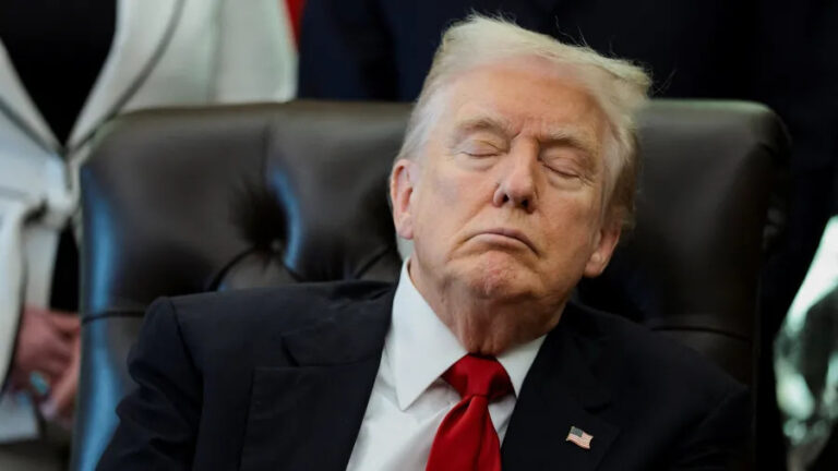 VÍDEO: Trump é filmado de olhos fechados em evento na Casa Branca; assessores negam que ele estivesse dormindo