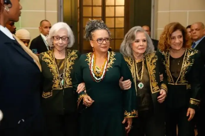 Ana Maria Gonçalves toma posse na ABL e se torna primeira mulher negra a ocupar cadeira na instituição