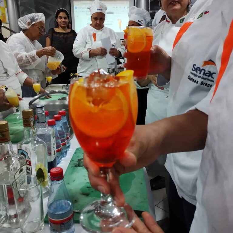 Aperol, o aperitivo criado em 1919 em Pádua, ganha o mundo e conquista jovens com a versão Spitz