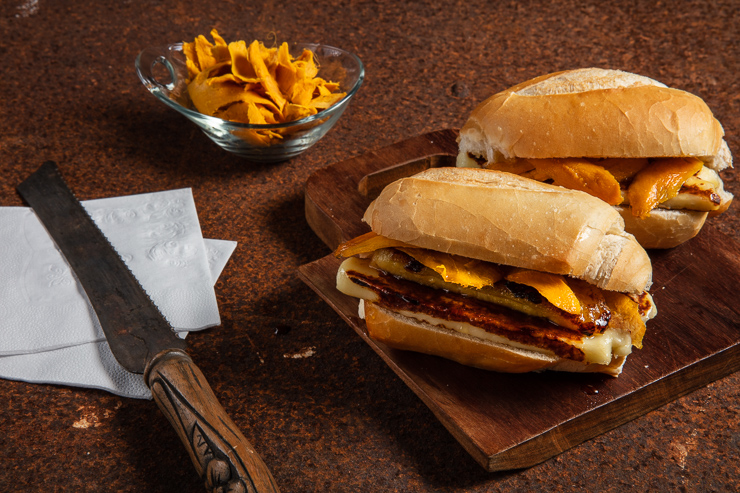 X-Caboquinho tradicional, com banana frita, queijo coalho e tucumã. (Foto: reprodução)