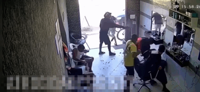 VÍDEO: Criminosos chegam de moto e matam rapaz enquanto ele cortava cabelo