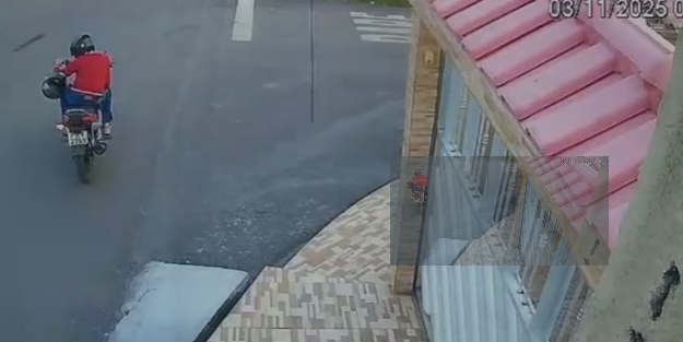 Homem é flagrado assaltando dois adolescentes na zona norte de Manaus; pedestre reage