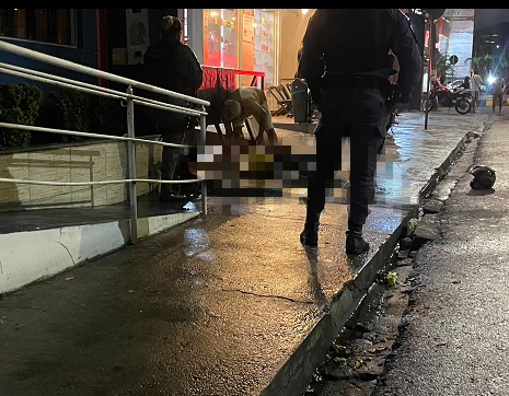 IMAGEM FORTE: Pistoleiros executam jovem em frente à tabacaria de Manaus