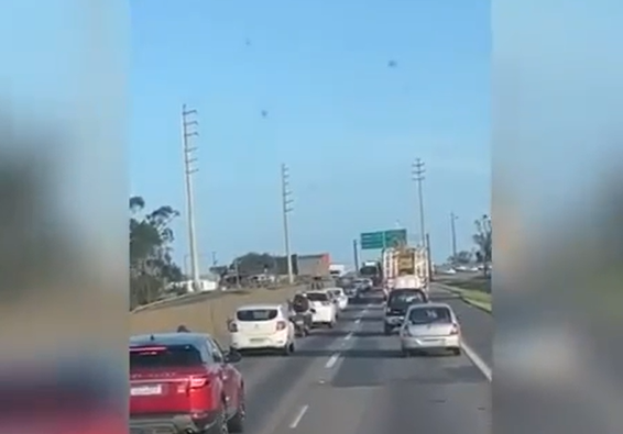 Motociclista provoca briga, chuta retrovisor e morre atropelado na BR-101