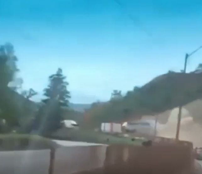 Carreta carregada com cimento tomba e interdita pista em BH