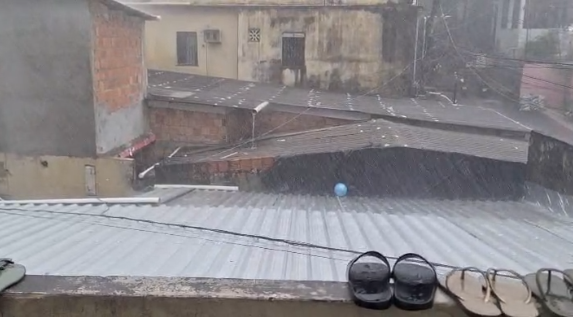 Riscos de deslizamentos e desabamentos são registrados durante forte chuva em Manaus