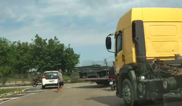 Acidente na Bola da Suframa deixa trânsito lento na zona Sul de Manaus