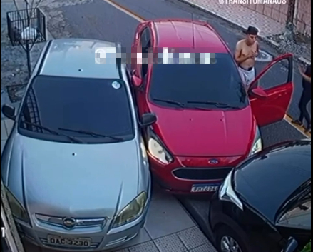 VÍDEO: Motorista se desespera ao bater em carros estacionados em Manaus