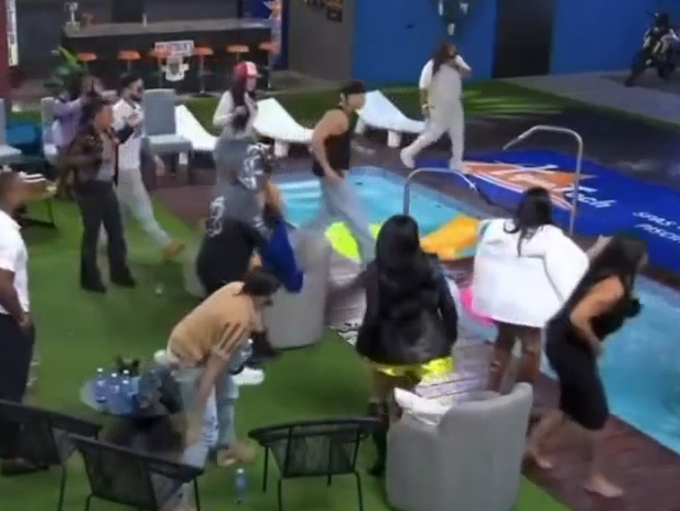 Briga em reality termina com participante desmaiada na piscina
