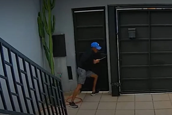 Criminosos capotam carro ao fugir de tentativa de assalto a residência em SP