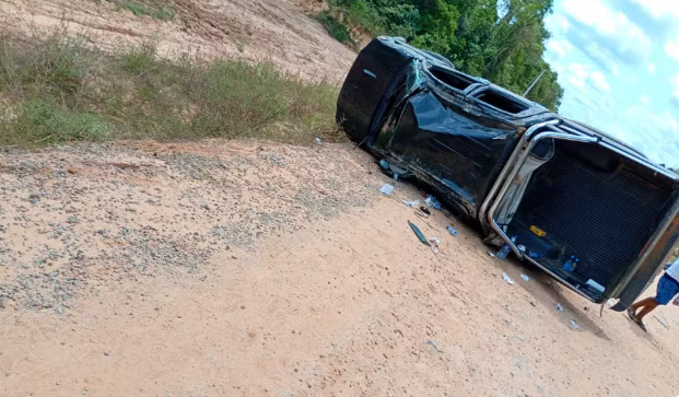 Veja imagens de capotamento que deixou uma pessoa morta e três feridas na BR-319