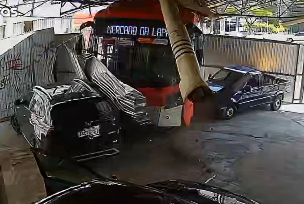 Motorista passa mal e ônibus invade estacionamento em SP