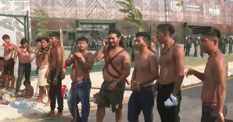 Indígenas protestam em frente à Blue Zone da COP30 em defesa de território