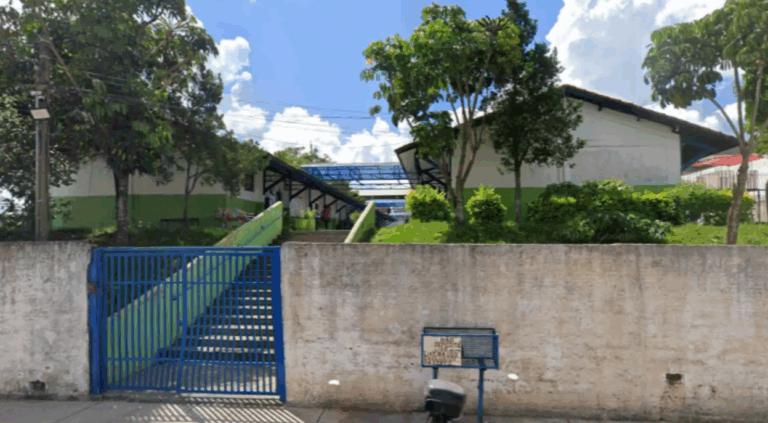 Diretora é afastada após descoberta de câmera em banheiro de escola