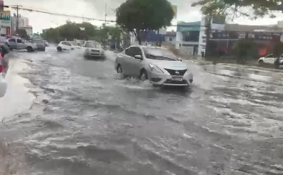 VÍDEO: Forte chuva deixa rua alagada em Manaus