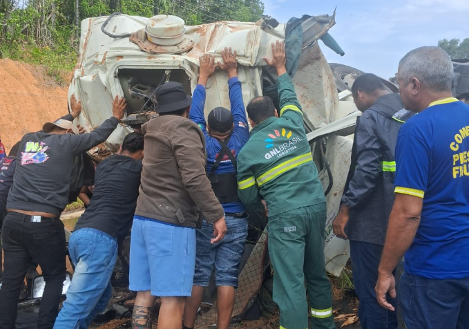 VÍDEO: Motorista fica preso às ferragens após caminhão tombar na AM-010