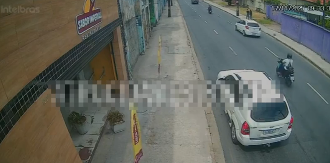 Mototaxista colide contra carro, cai na pista e morre atropelado por caminhão