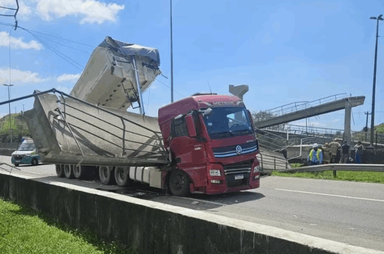 VÍDEO: Caminhão derruba passarela e motorista morre esmagado no RJ
