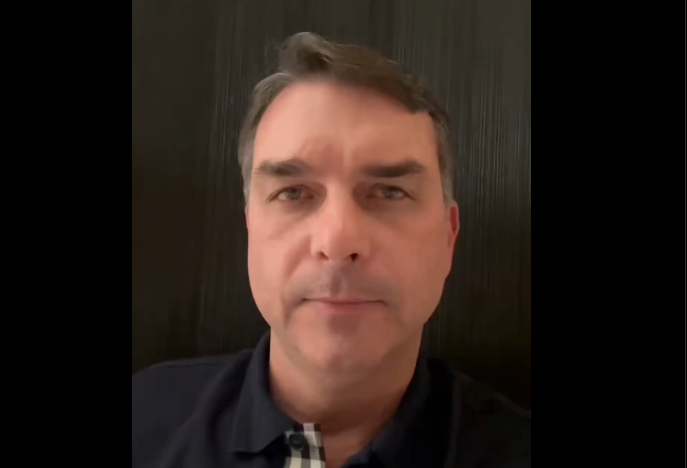 Flávio mantém vigília após prisão de Bolsonaro: ‘pela saúde do meu pai’