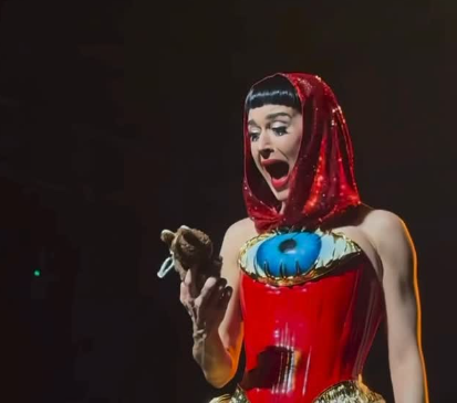 Katy Perry recebe “katybubu” de fã durante show e reação surpreende