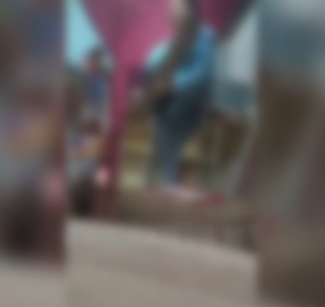 Irmã flagra possível traição, arma câmera e agride a irmã com pedaço de madeira