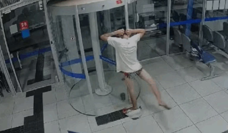 Ladrão fica preso em porta giratória de banco e acaba só de cueca em MG