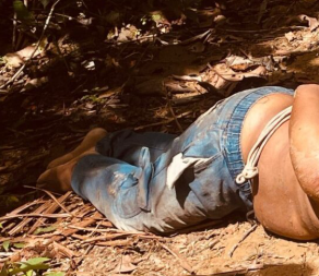 IMAGENS FORTES: Corpo é encontrado com cabeça dilacerada ao lado de bilhete do CV em Manaus